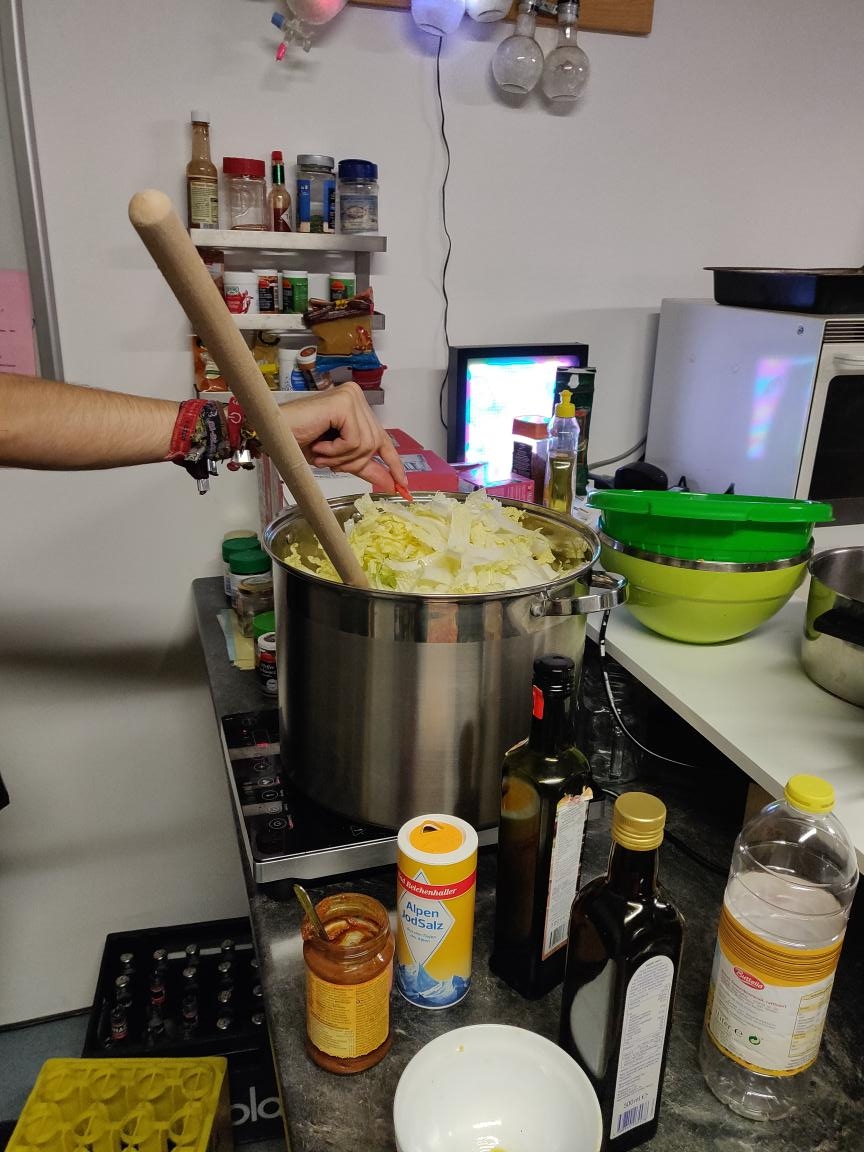 Foto von einem 20 Liter Topf mit Suppe drin